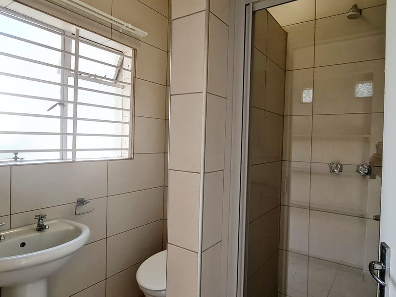 Upmarket 3 bedroom to rent in Louis trichardt - Photo 8