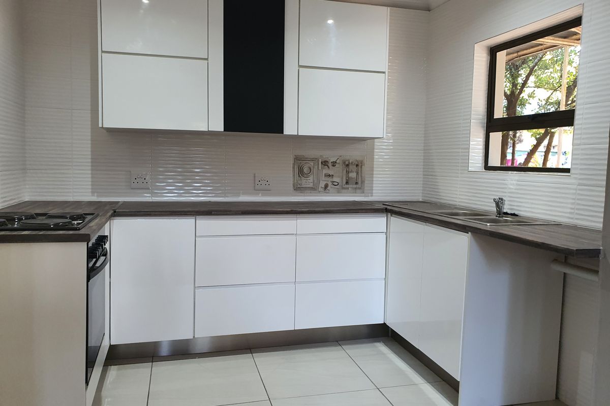 Luxurious  bachelor to rent in CBD, Louis Trichardt - Photo 2