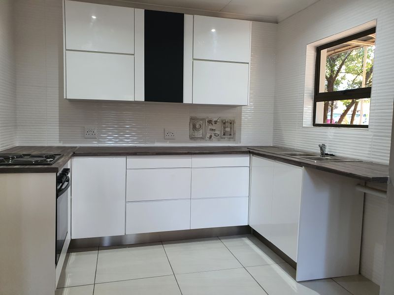 Luxurious  bachelor to rent in CBD, Louis Trichardt - Photo 2