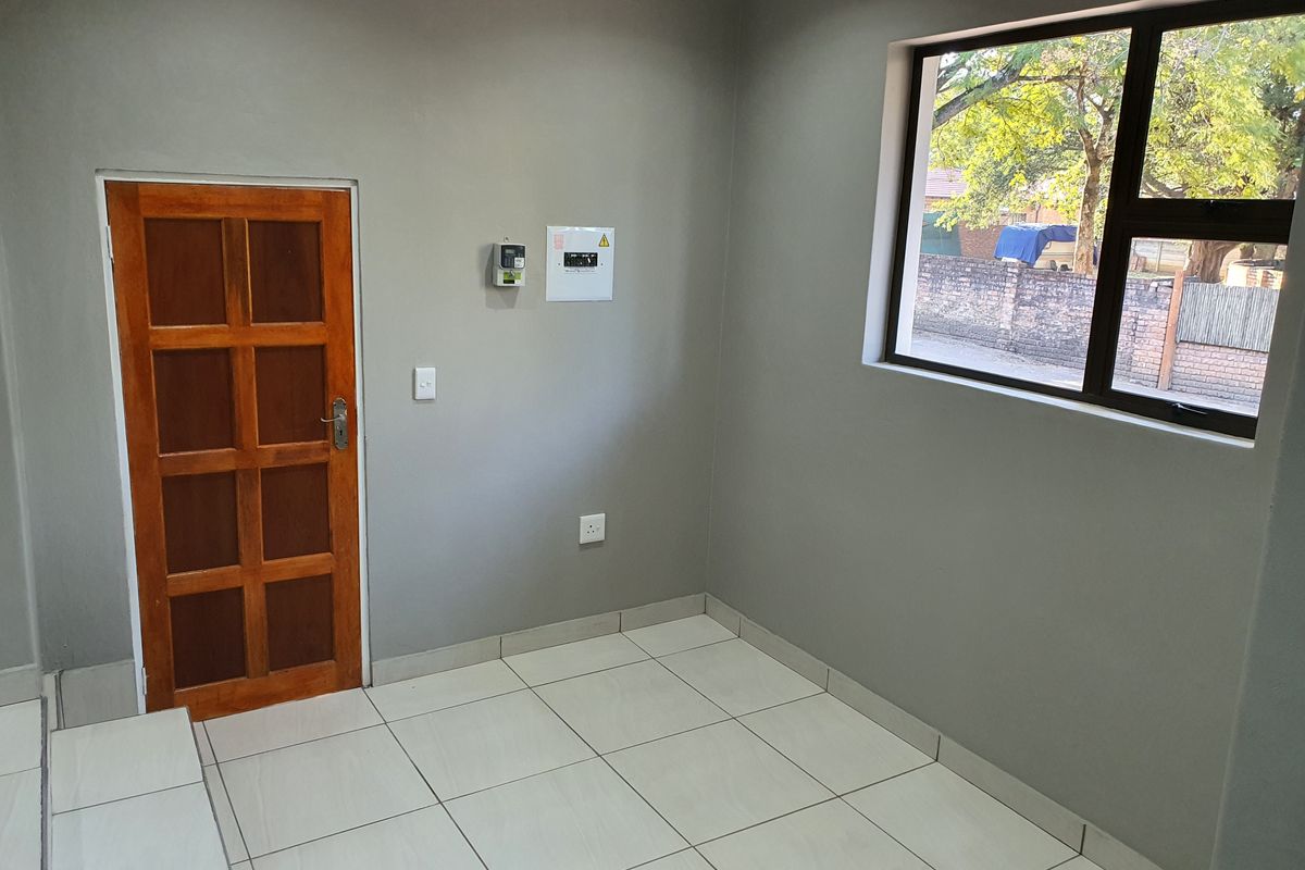 Luxurious  bachelor to rent in CBD, Louis Trichardt - Photo 5