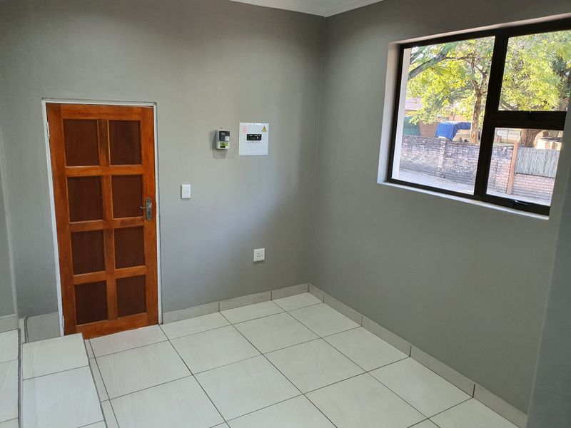 Luxurious  bachelor to rent in CBD, Louis Trichardt - Photo 5