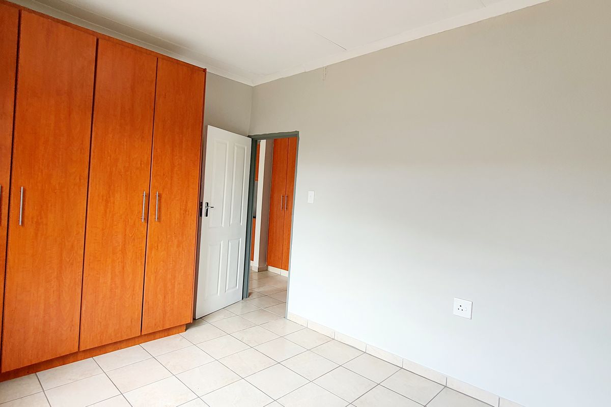 Cozy two bedroom unit to rent in old town,  Louis Trichardt - Photo 5