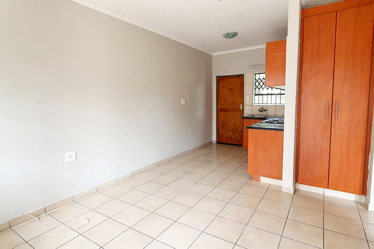 Cozy two bedroom unit to rent in old town,  Louis Trichardt - Photo 3