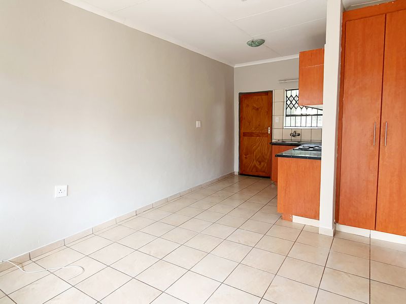 Cozy two bedroom unit to rent in old town,  Louis Trichardt - Photo 3