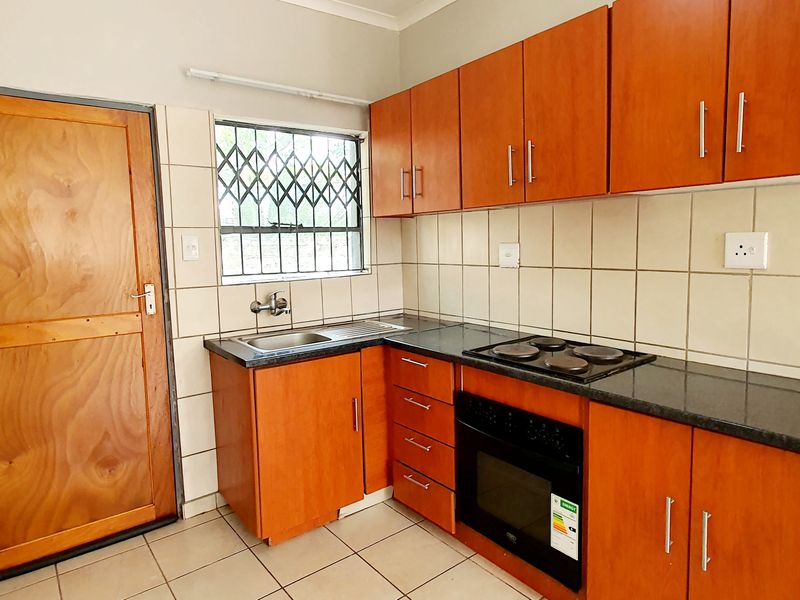 Cozy two bedroom unit to rent in old town,  Louis Trichardt - Photo 2