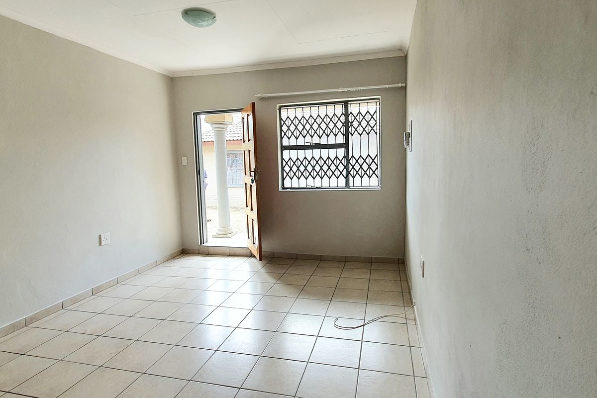 Cozy two bedroom unit to rent in old town,  Louis Trichardt - Photo 4