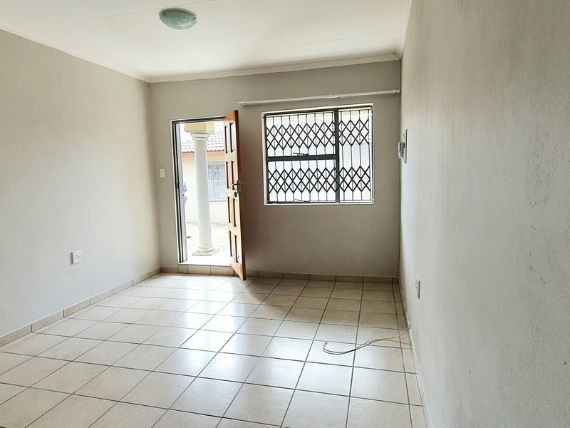 Cozy two bedroom unit to rent in old town,  Louis Trichardt - Photo 4