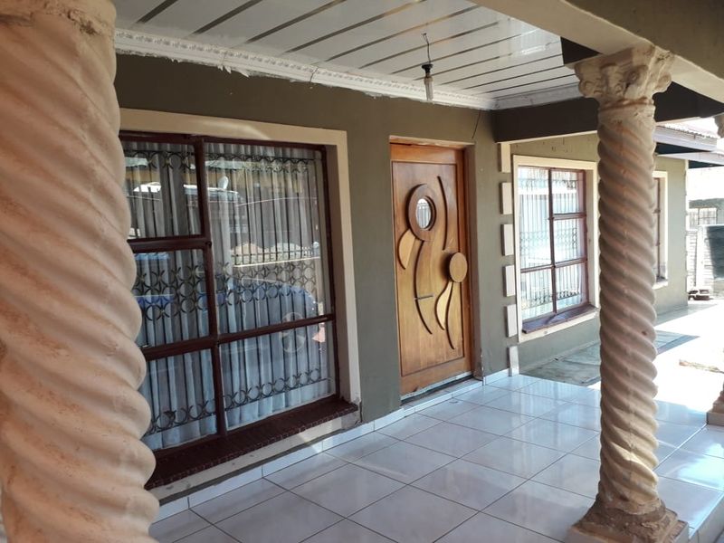 Modern house for sale in Tshikota - Photo 1