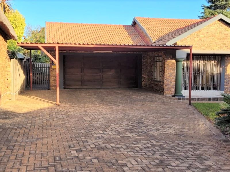 Neat and loved Family Home! - Photo 4