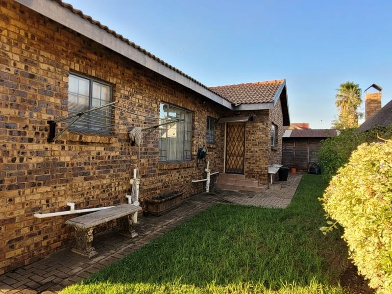 Neat and loved Family Home! - Photo 10