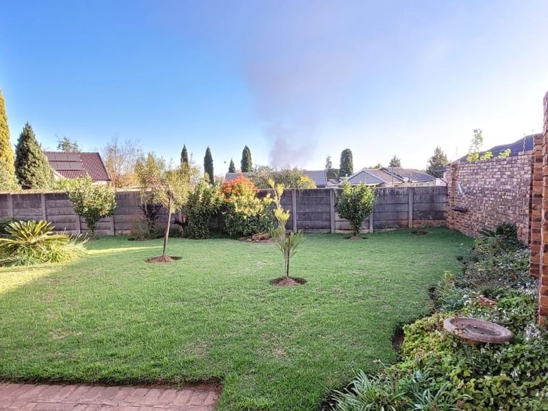 Neat and loved Family Home! - Photo 9