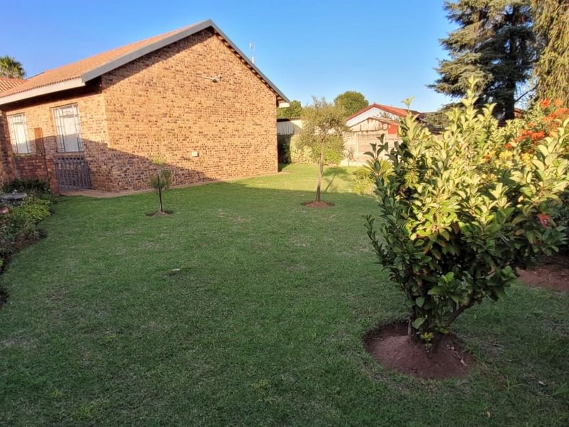 Neat and loved Family Home! - Photo 8