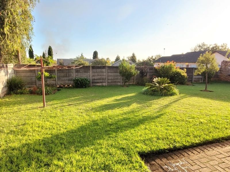 Neat and loved Family Home! - Photo 7