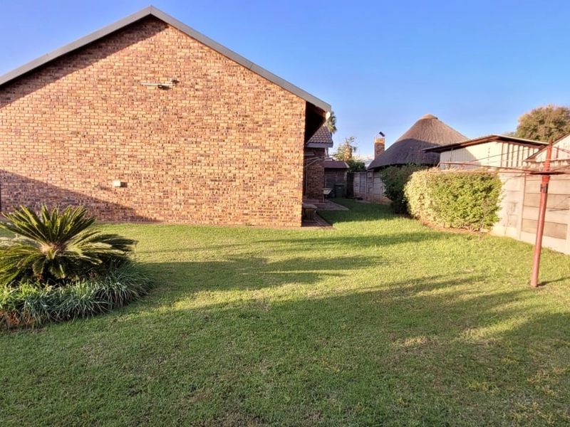 Neat and loved Family Home! - Photo 6