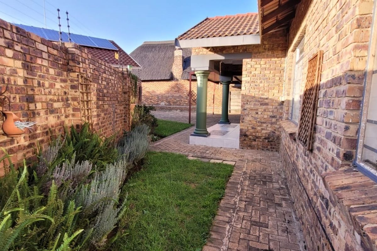 Neat and loved Family Home! - Photo 5