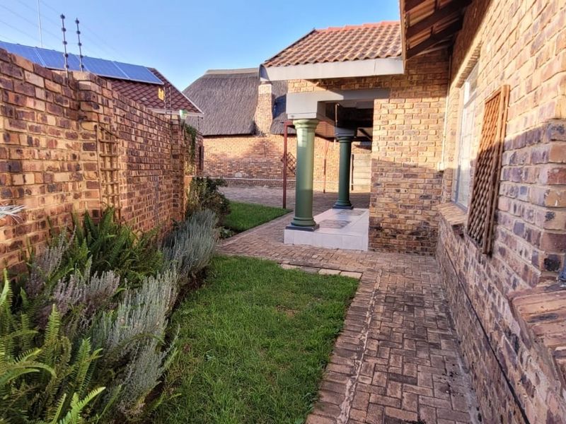 Neat and loved Family Home! - Photo 5