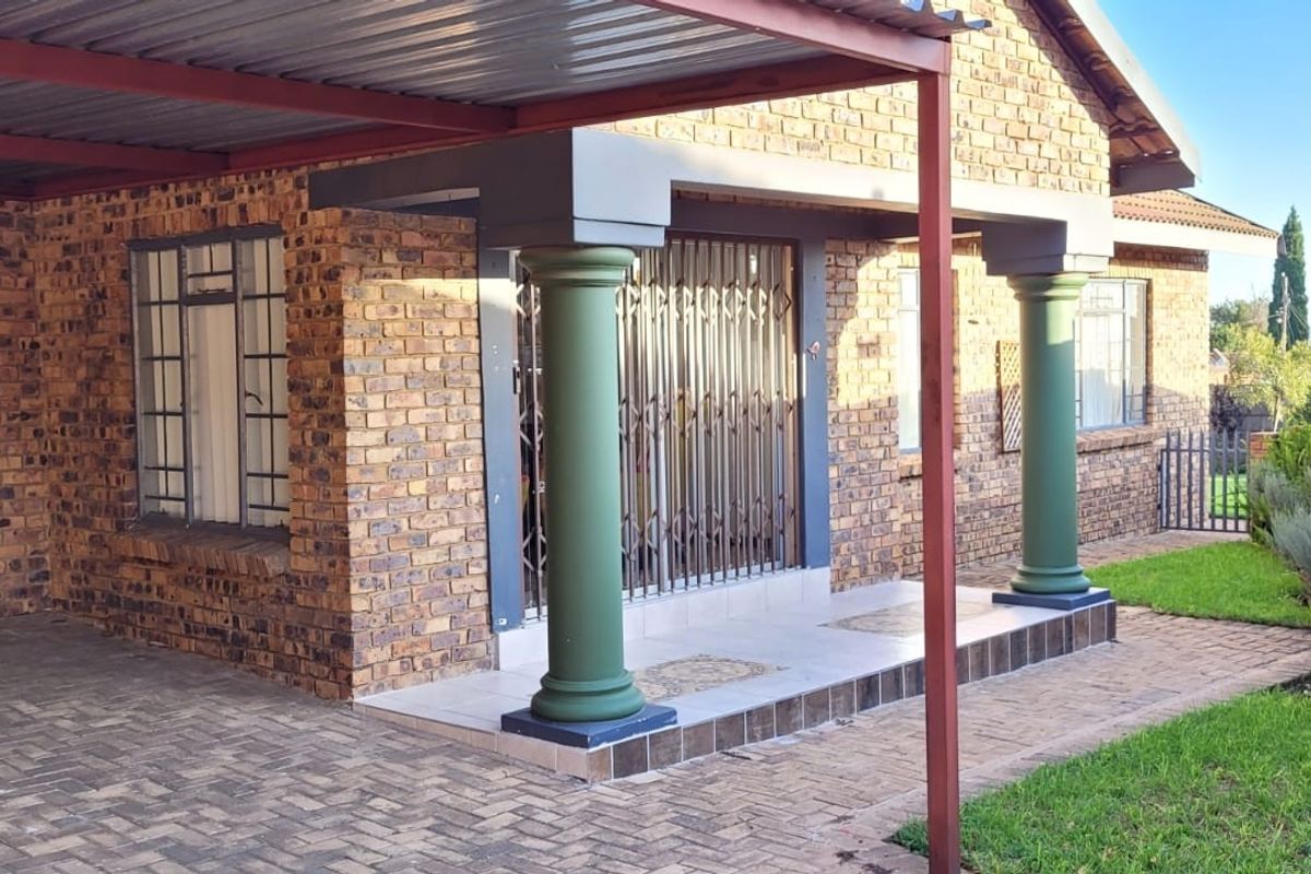 Neat and loved Family Home! - Photo 3