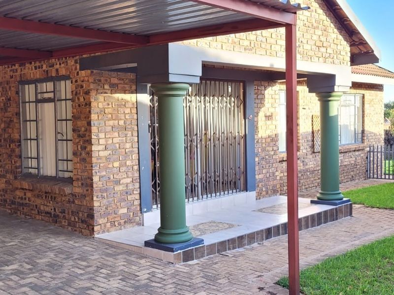 Neat and loved Family Home! - Photo 3