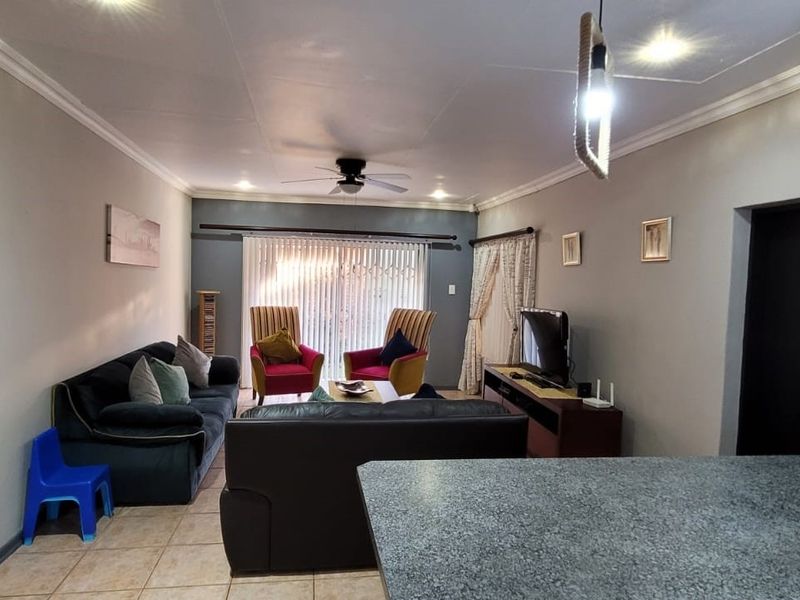 Neat and loved Family Home! - Photo 2