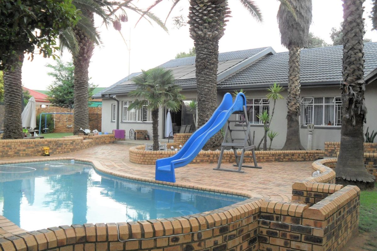 Huge Family Home Amongst Leafy Serenity! - Photo 2