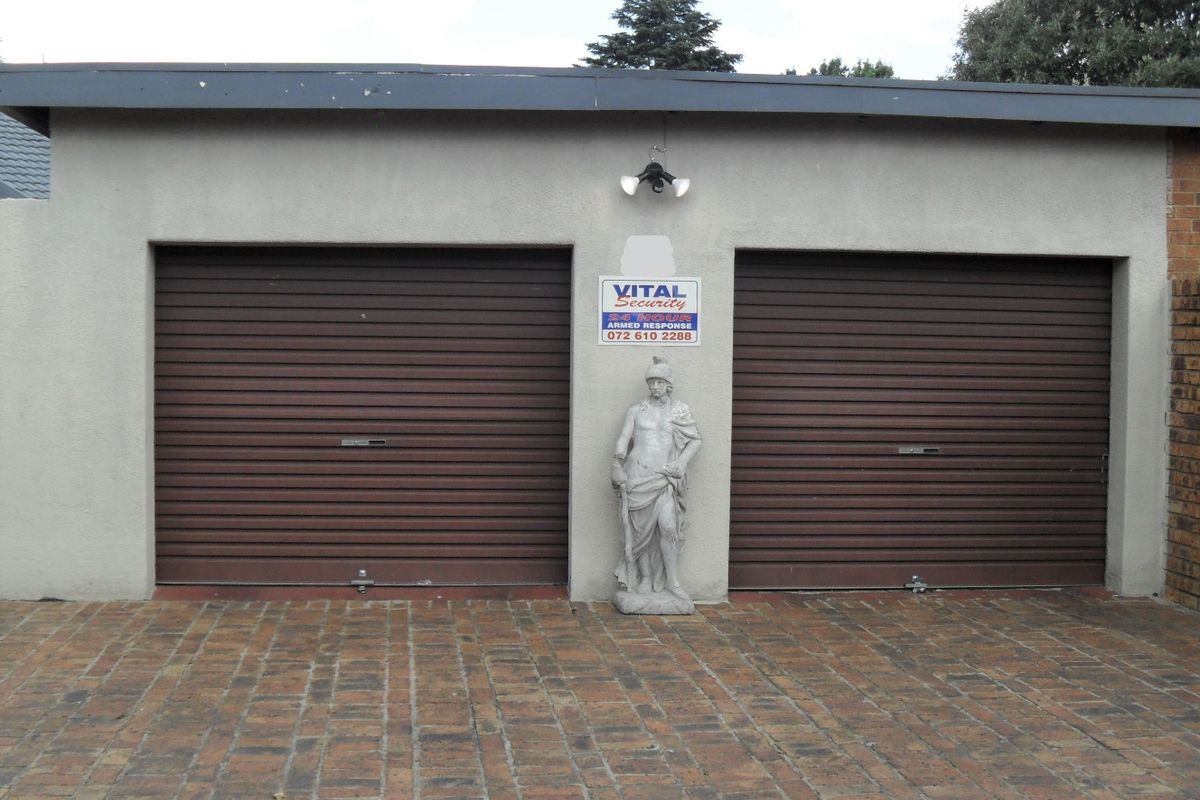 Huge Family Home Amongst Leafy Serenity! - Photo 4