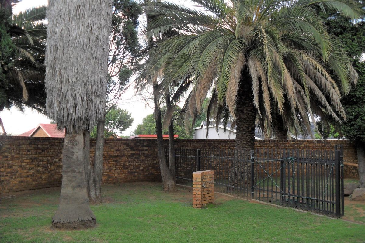 Huge Family Home Amongst Leafy Serenity! - Photo 3