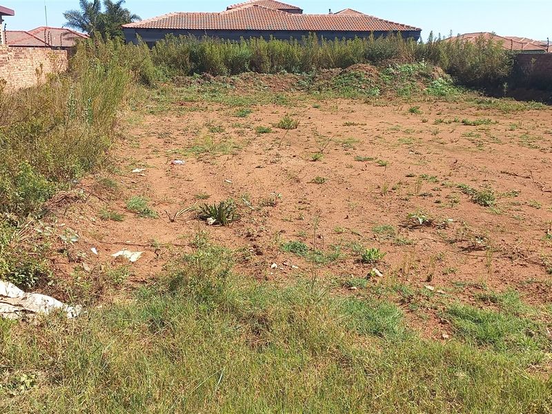 Just Waiting For Your Imagination! - Photo 2