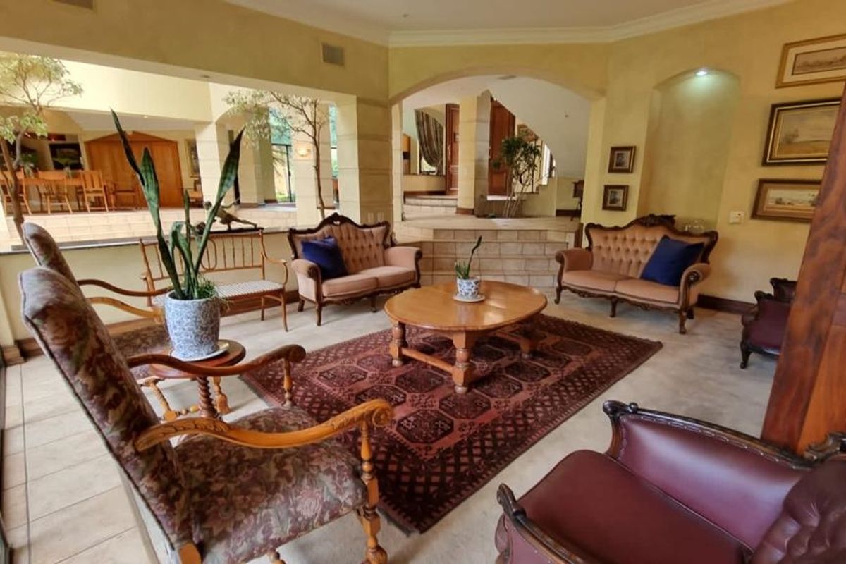 Executive Home Designed By Prominent Architect! - Photo 5