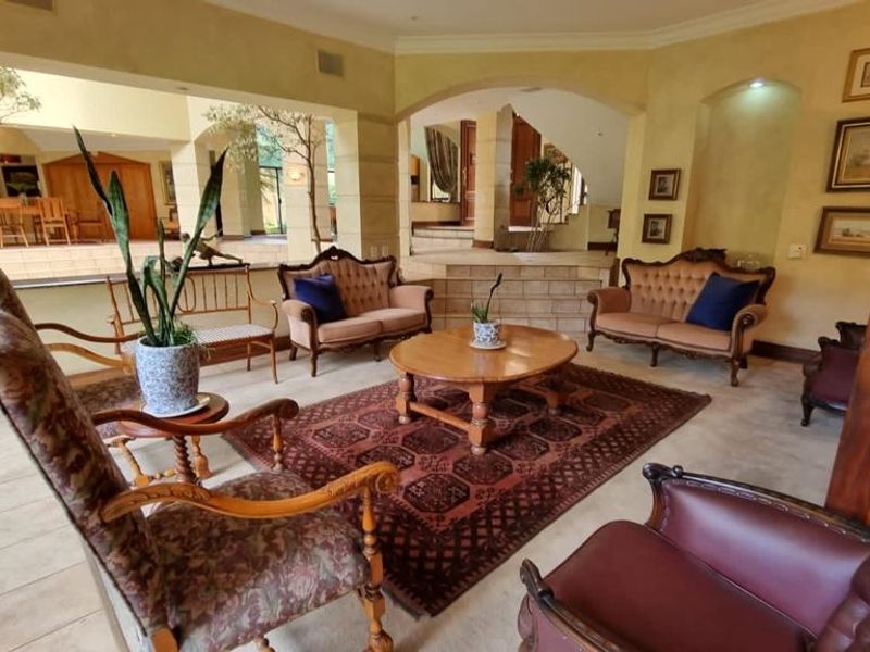 Executive Home Designed By Prominent Architect! - Photo 5