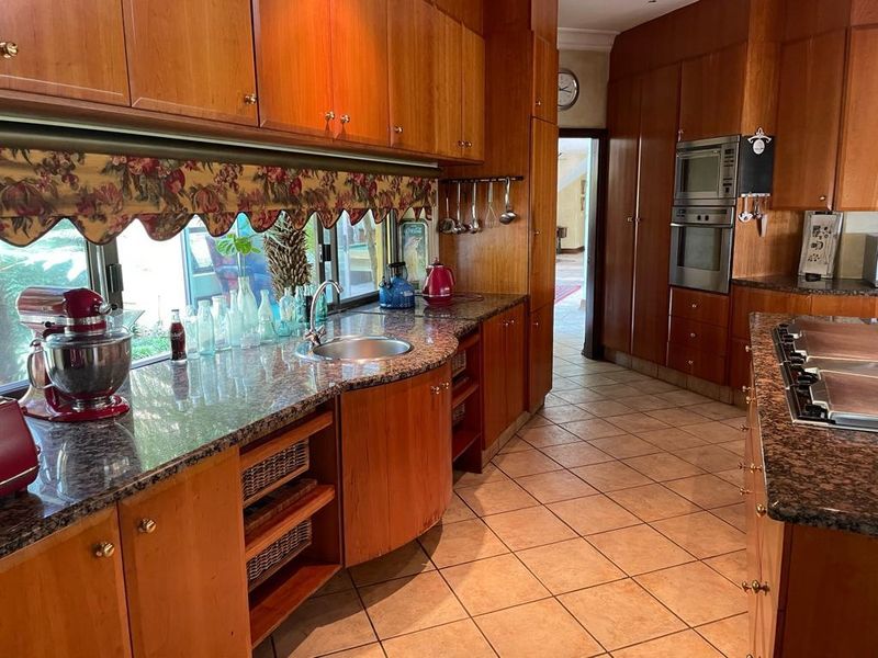 Executive Home Designed By Prominent Architect! - Photo 10