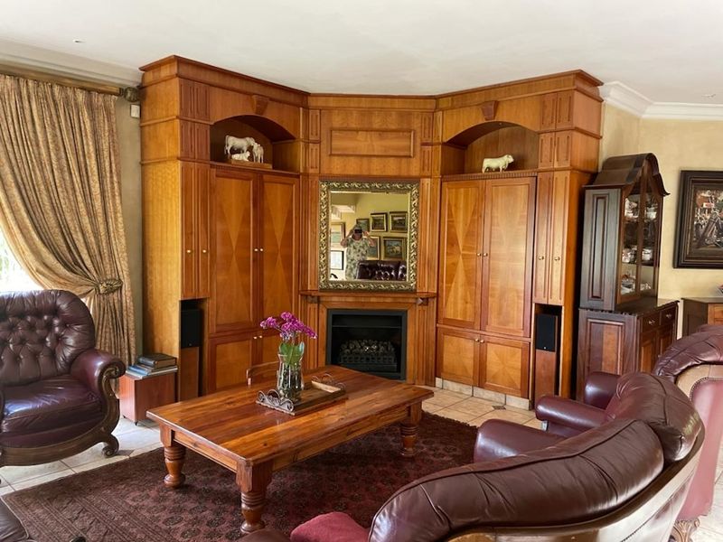 Executive Home Designed By Prominent Architect! - Photo 9