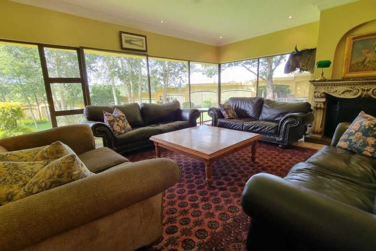 Executive Home Designed By Prominent Architect! - Photo 2