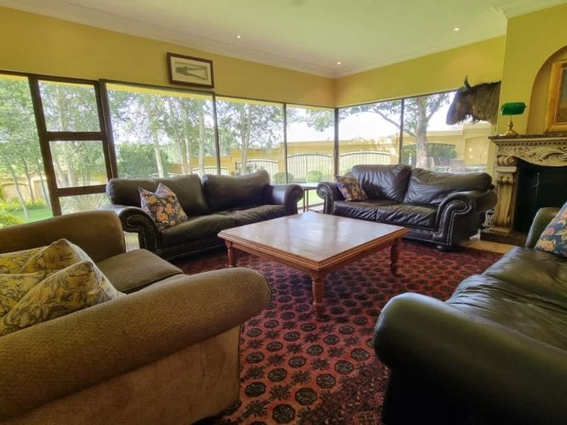 Executive Home Designed By Prominent Architect! - Photo 2