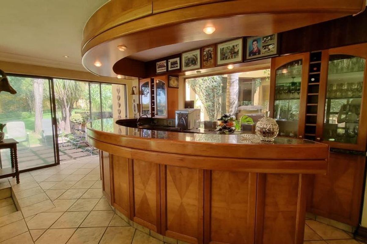 Executive Home Designed By Prominent Architect! - Photo 4