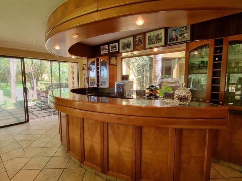 Executive Home Designed By Prominent Architect! - Photo 4