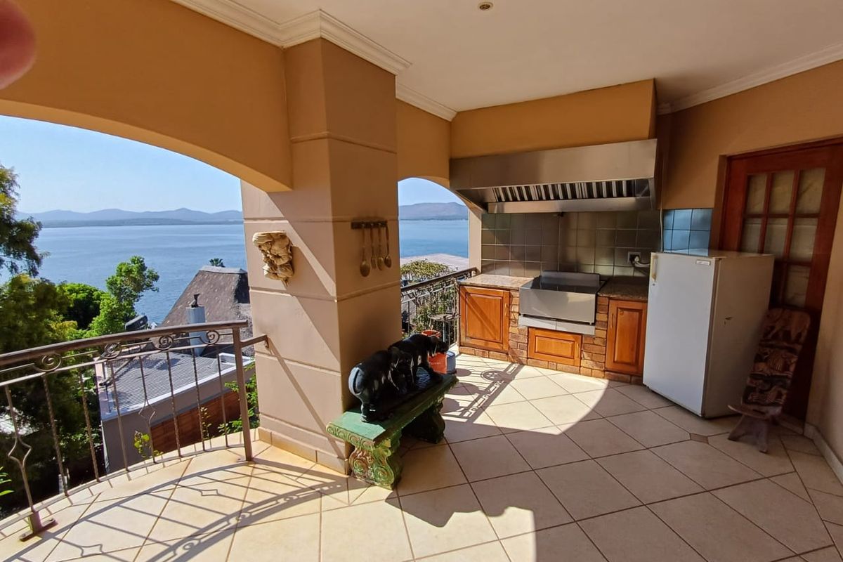 4 Bedroom Executive Lifestyle Home - Photo 5