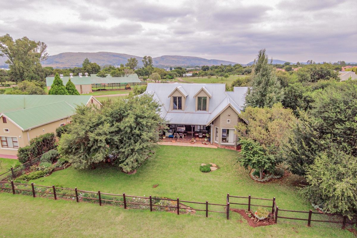 Charming North-Facing Retreat with Breathtaking Pivot Outlook - Photo 2