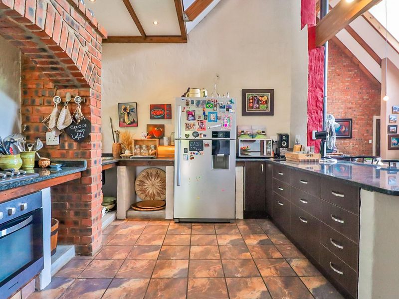 Charming North-Facing Retreat with Breathtaking Pivot Outlook - Photo 9