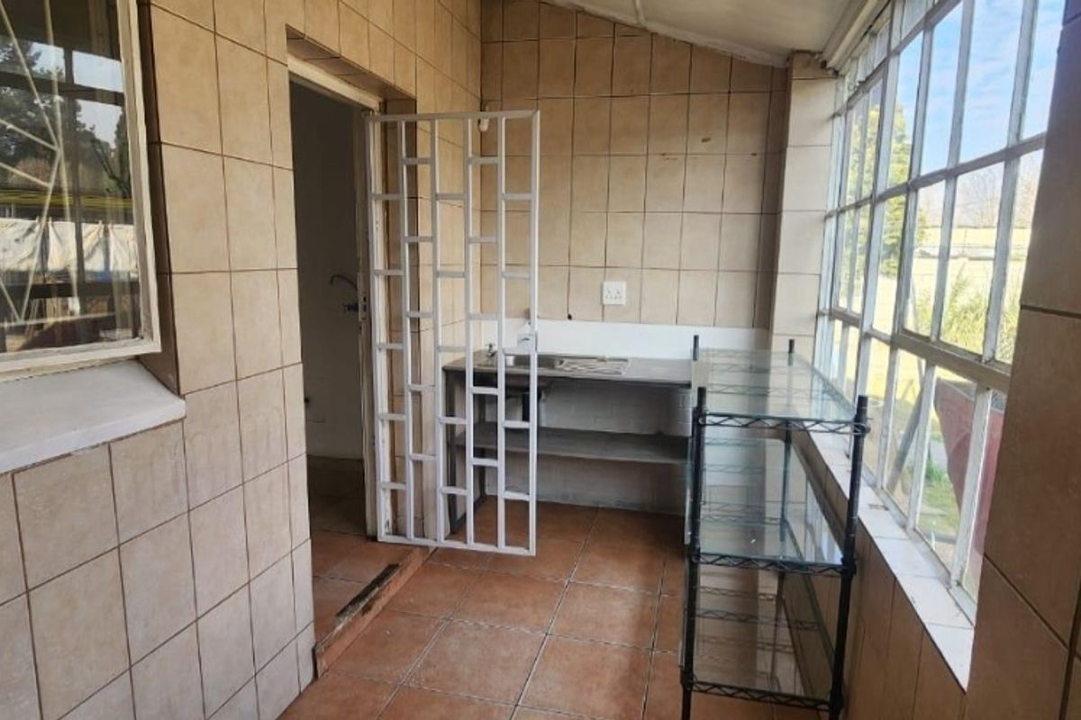 Well-Maintained Commercial Building – Fully Operational Office Space - Photo 2