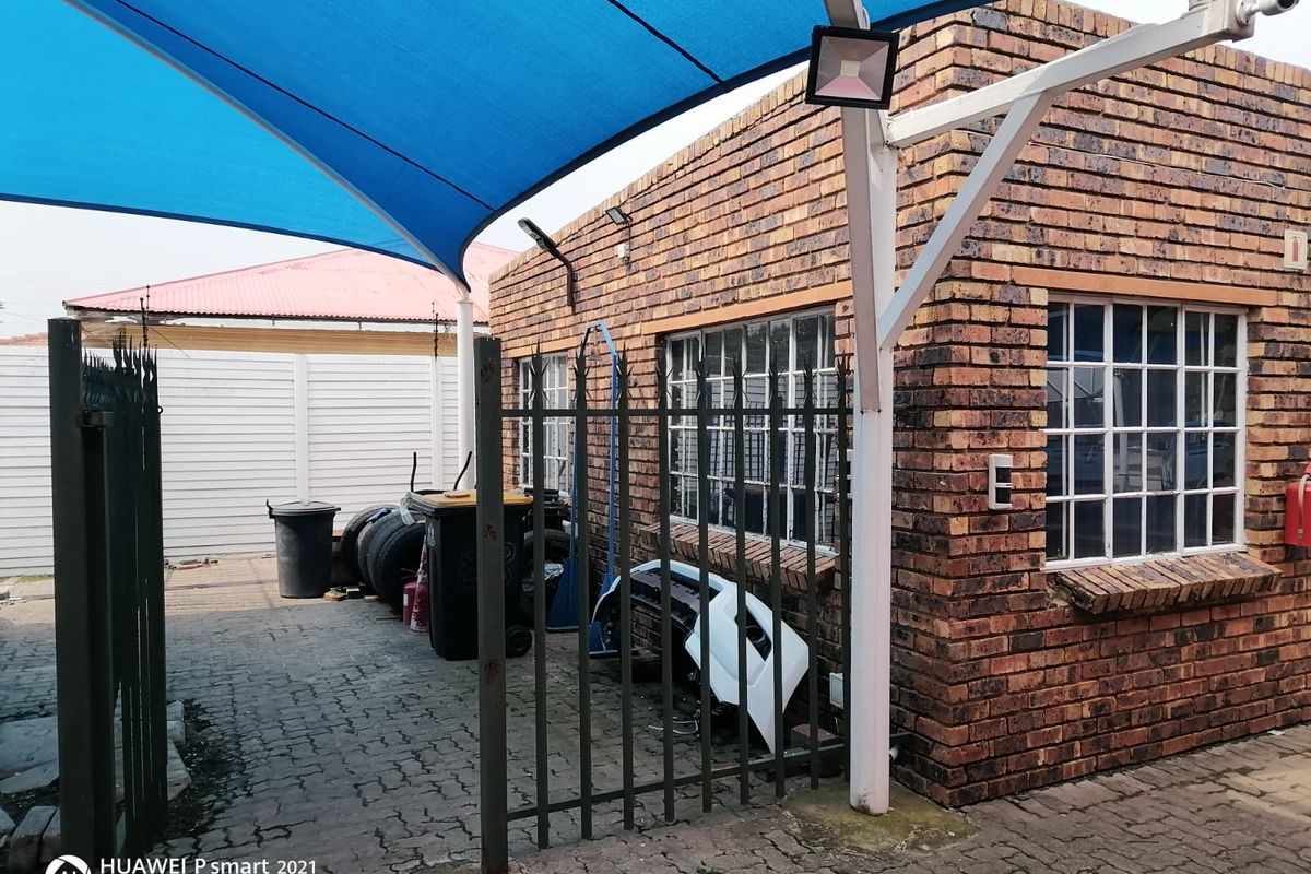 Business stand for sale in Vereeniging  Fully fenced | ±1000sqm  Includes offices and workspace  Ide - Photo 4
