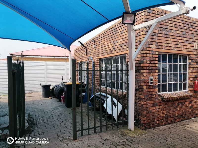 Business stand for sale in Vereeniging  Fully fenced | ±1000sqm  Includes offices and workspace  Ide - Photo 4