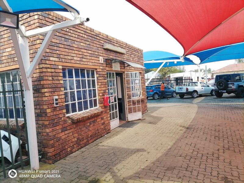 Business stand for sale in Vereeniging  Fully fenced | ±1000sqm  Includes offices and workspace  Ide - Photo 6