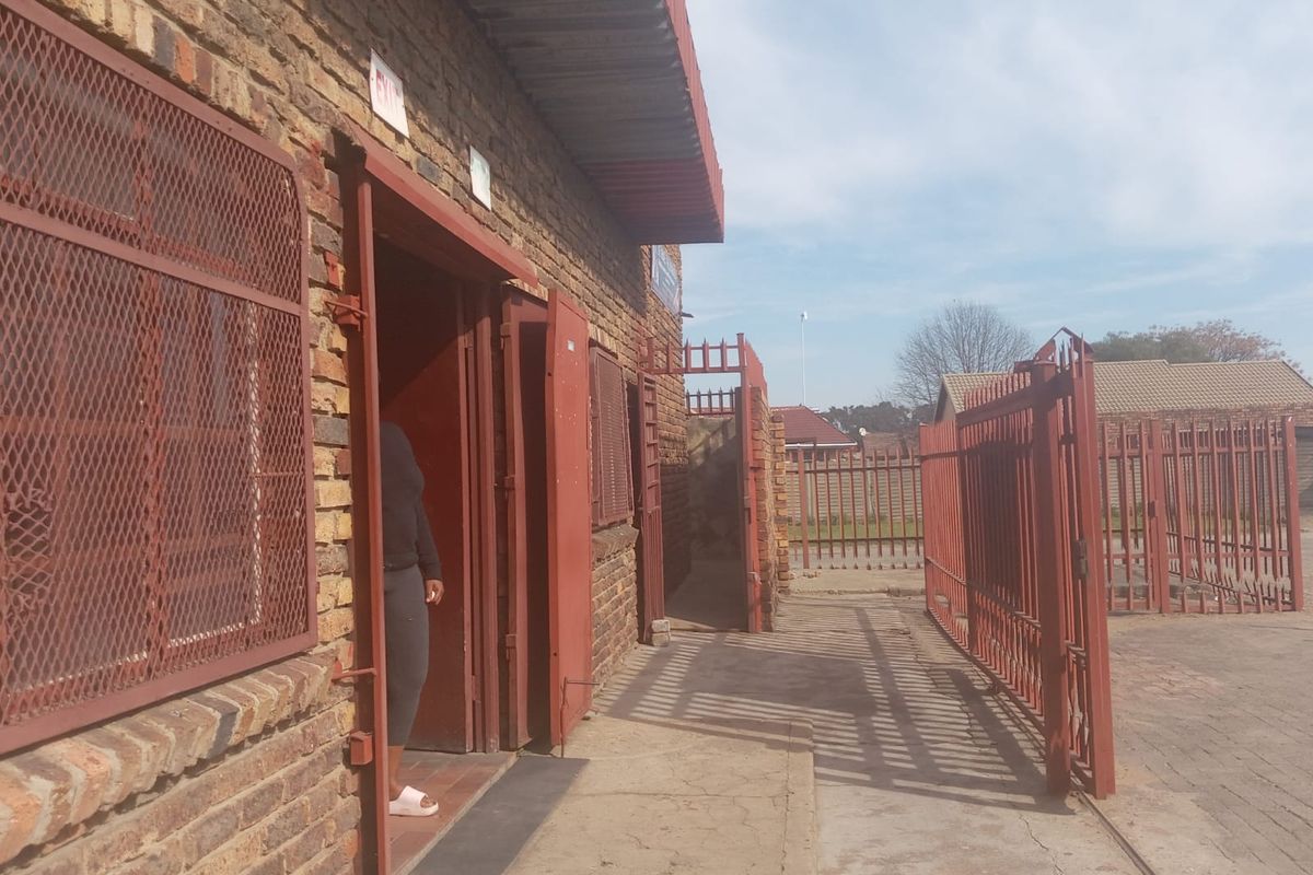 Commercial Property For Sale – Lehae - Elikhaya (Saratoga) - Photo 2