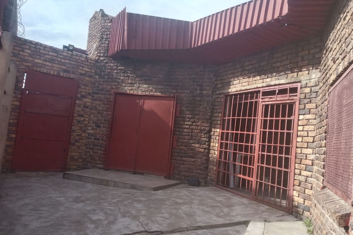 Commercial Property For Sale – Lehae - Elikhaya (Saratoga) - Photo 3