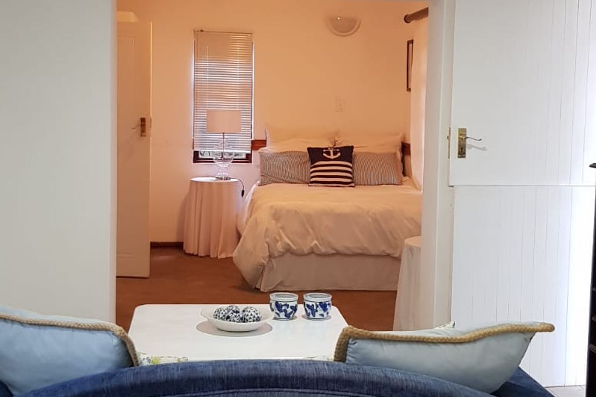 Upmarket Chic Garden Cottage in Prime Locale - Photo 5