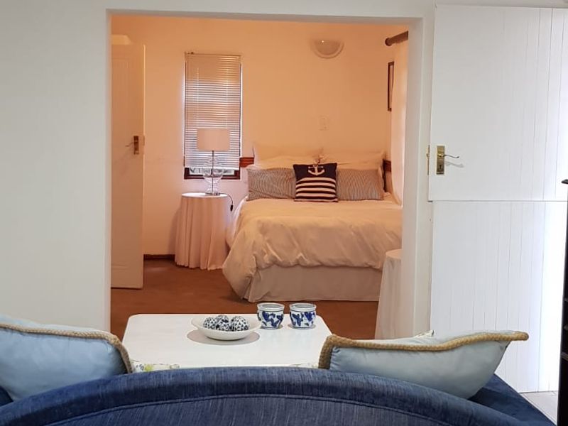 Upmarket Chic Garden Cottage in Prime Locale - Photo 5