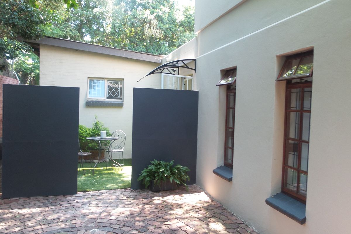 Upmarket Chic Garden Cottage in Prime Locale - Photo 2