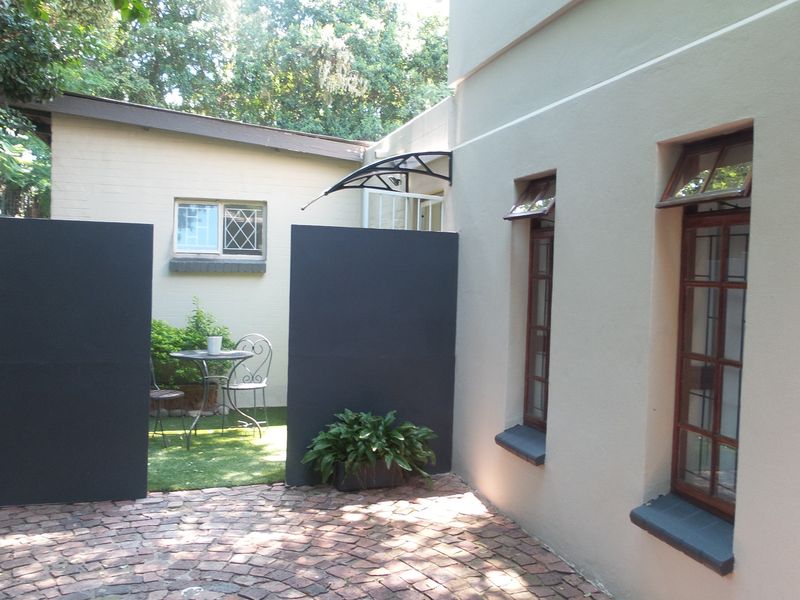 Upmarket Chic Garden Cottage in Prime Locale - Photo 2