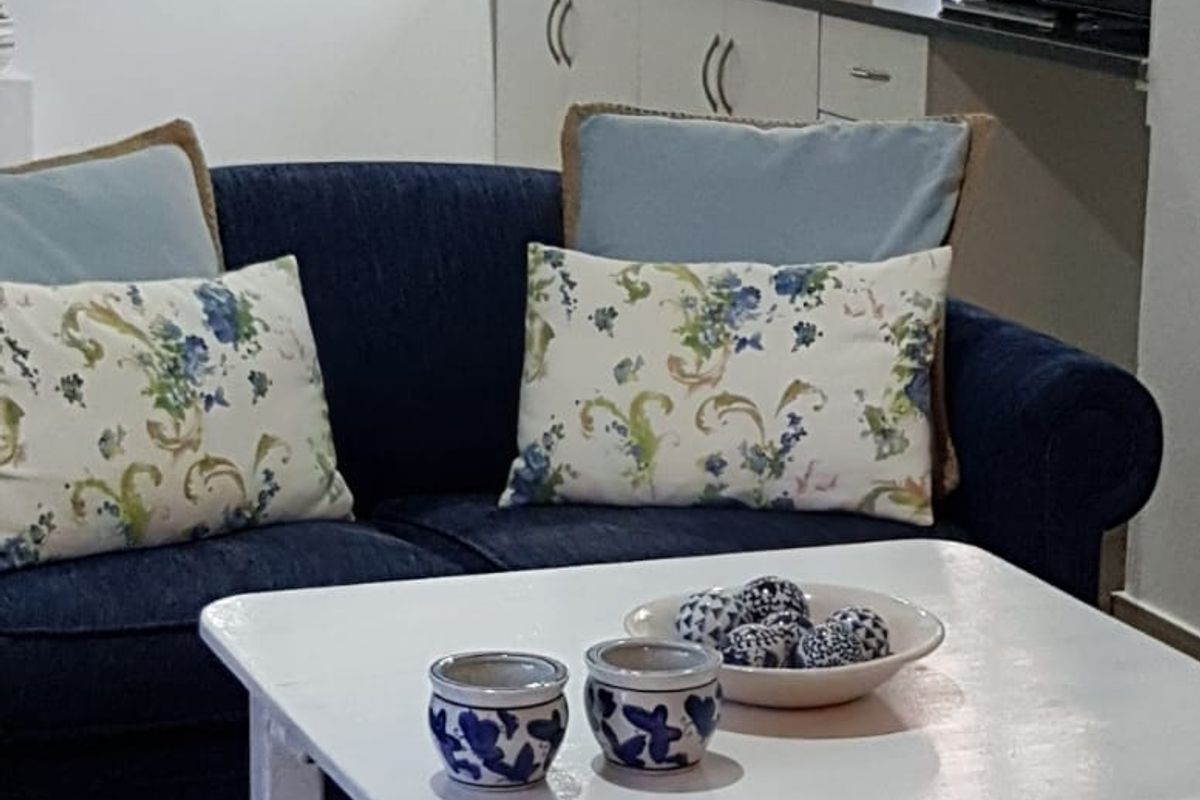 Upmarket Chic Garden Cottage in Prime Locale - Photo 3