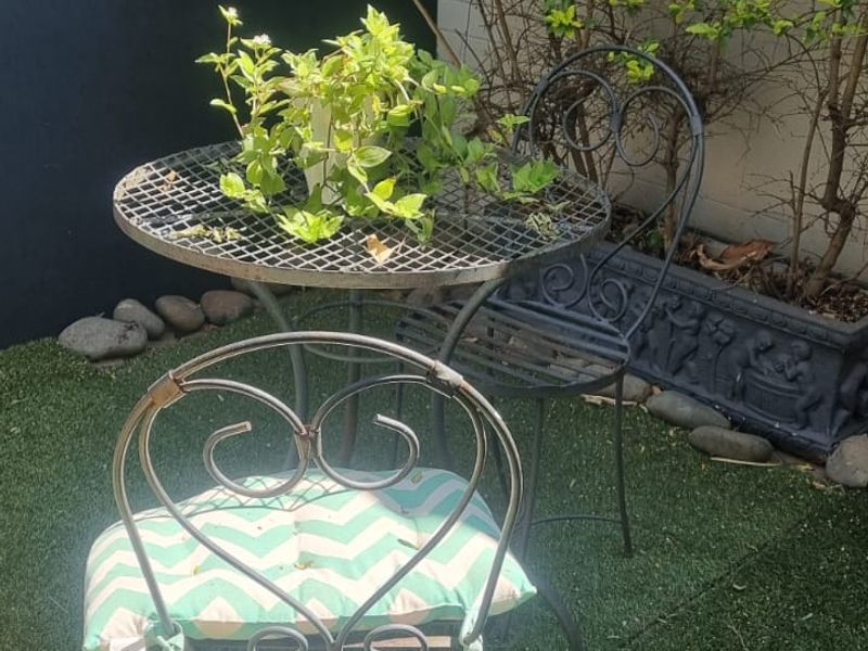 Upmarket Chic Garden Cottage in Prime Locale - Photo 9